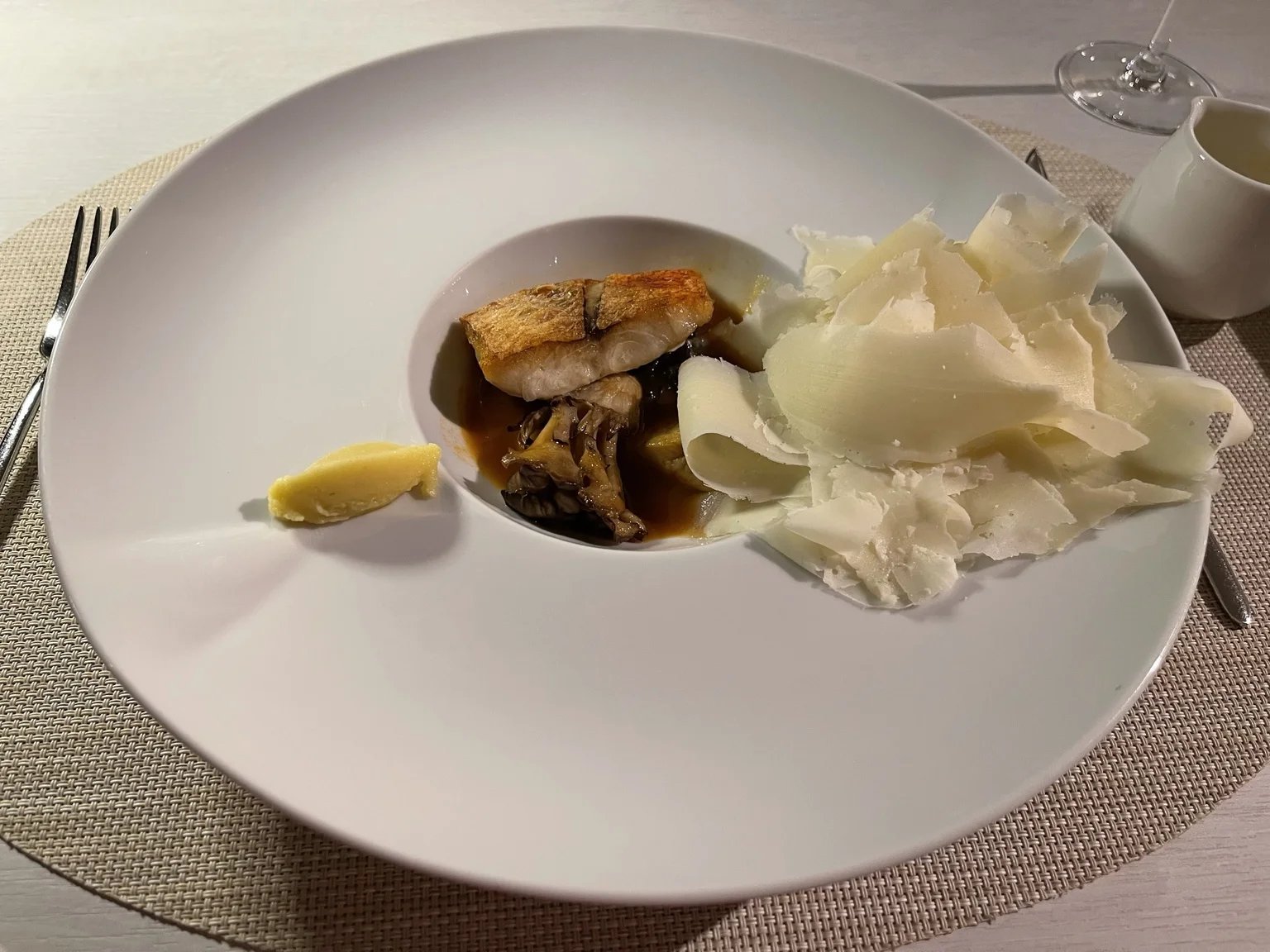 ブイヤベースを注いだ魚料理