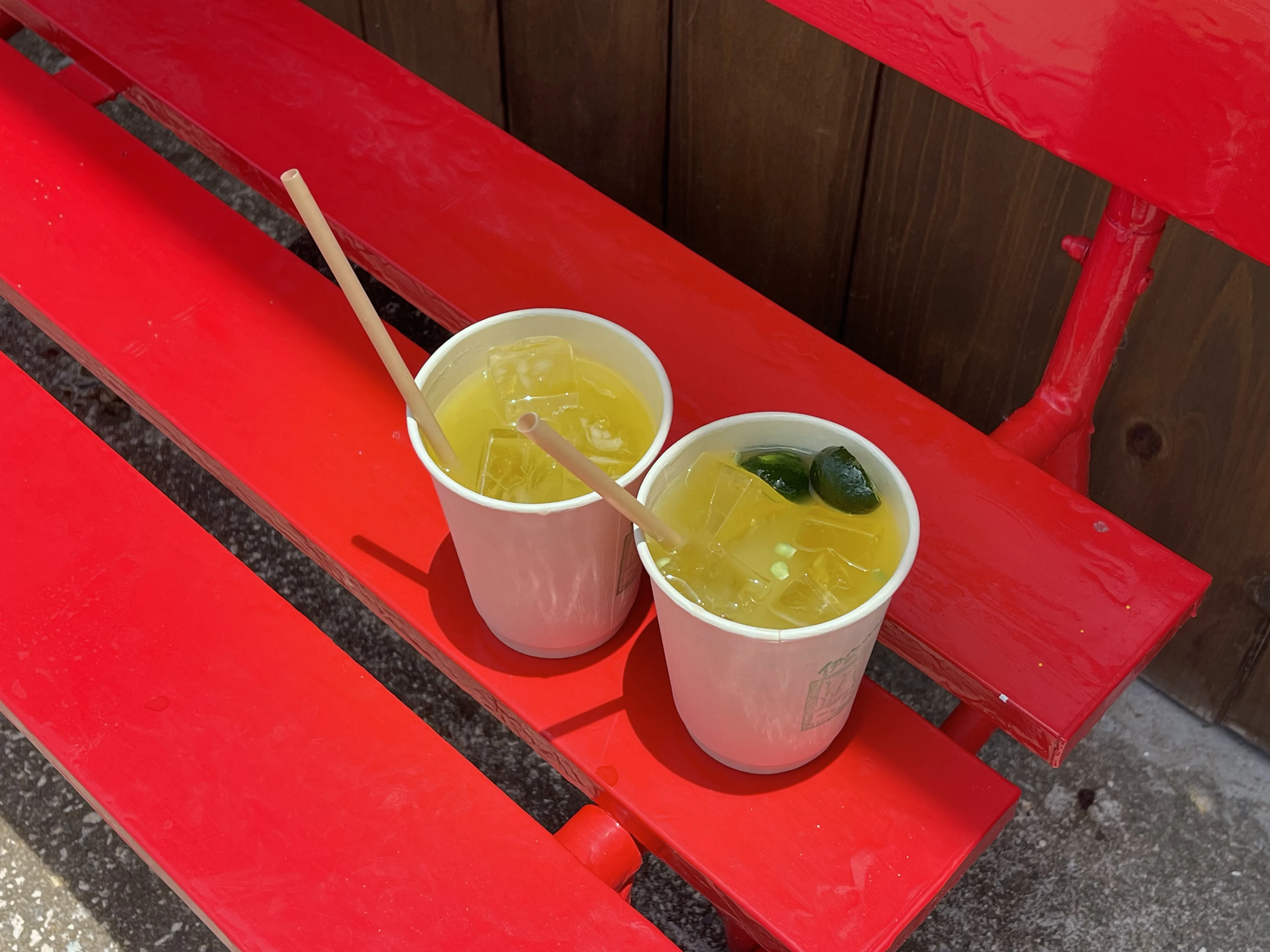 完成したサトウキビジュース2杯