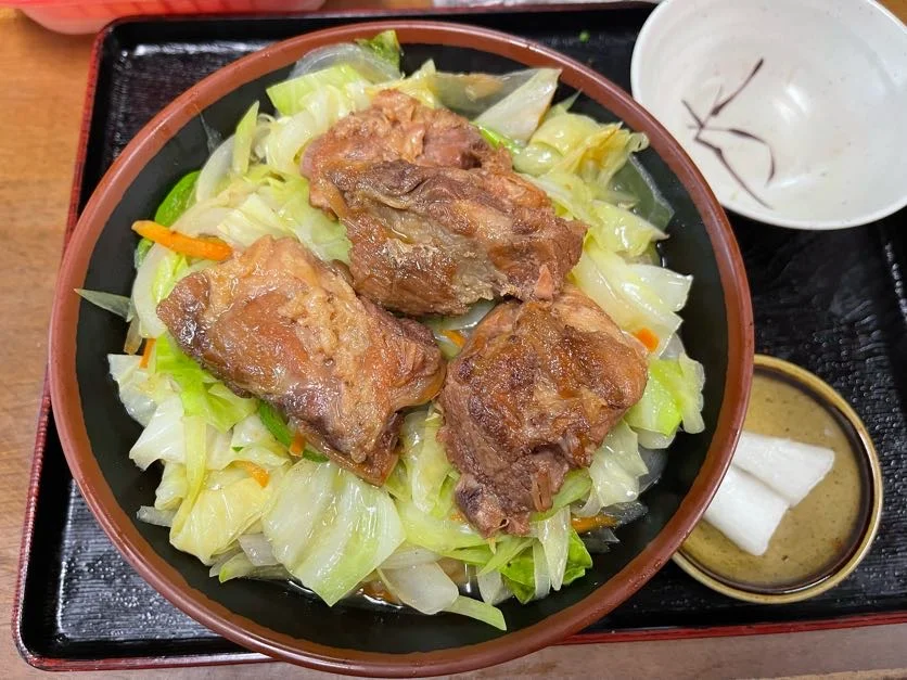 福屋の骨付き肉とキャベツの定食