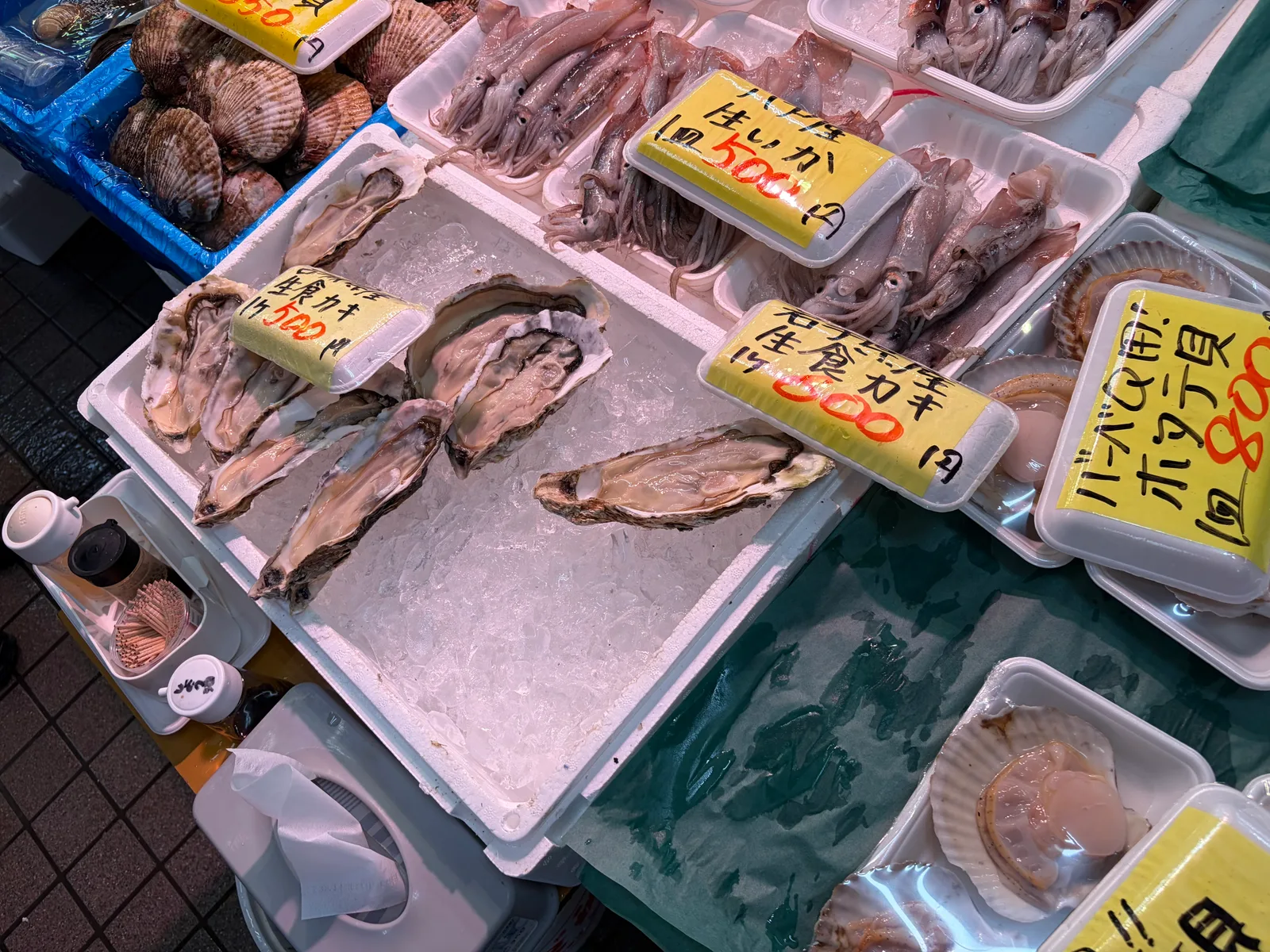 八食センターの鮮魚売り場に並ぶカキやイカ