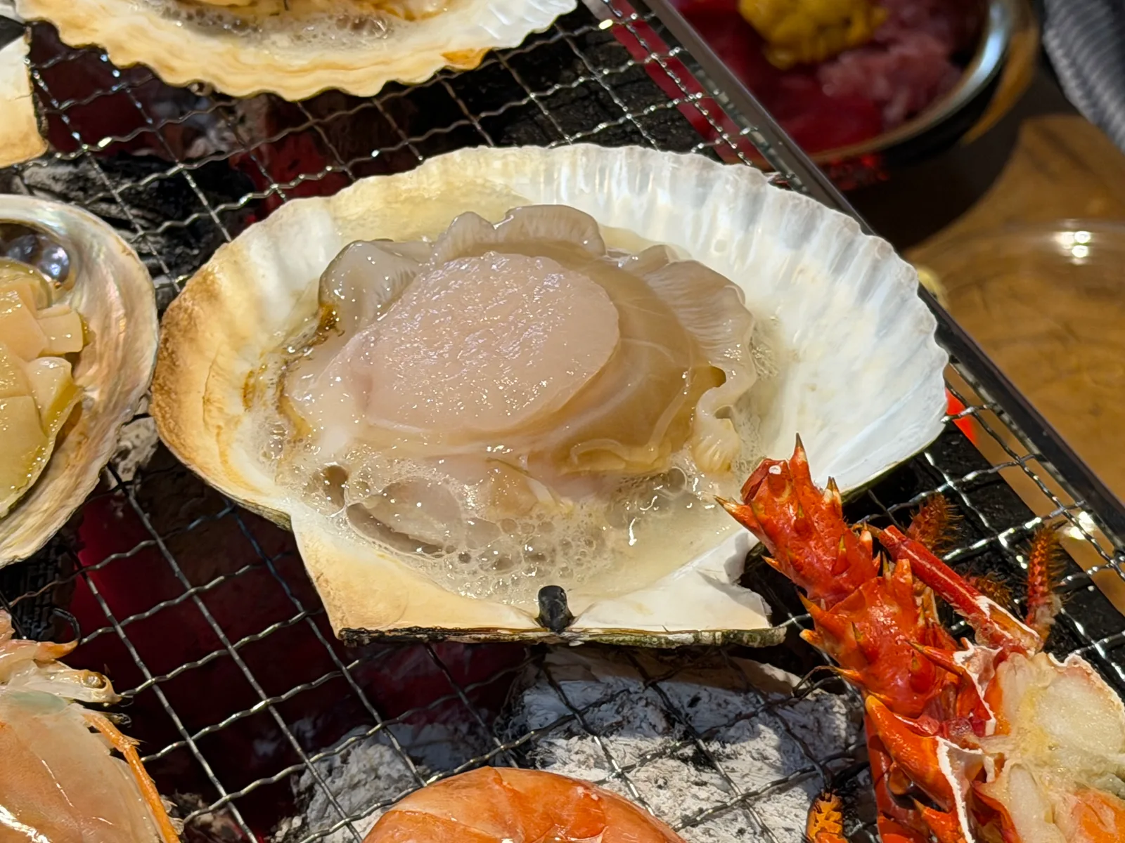 殻の中で焼けるホタテのアップ