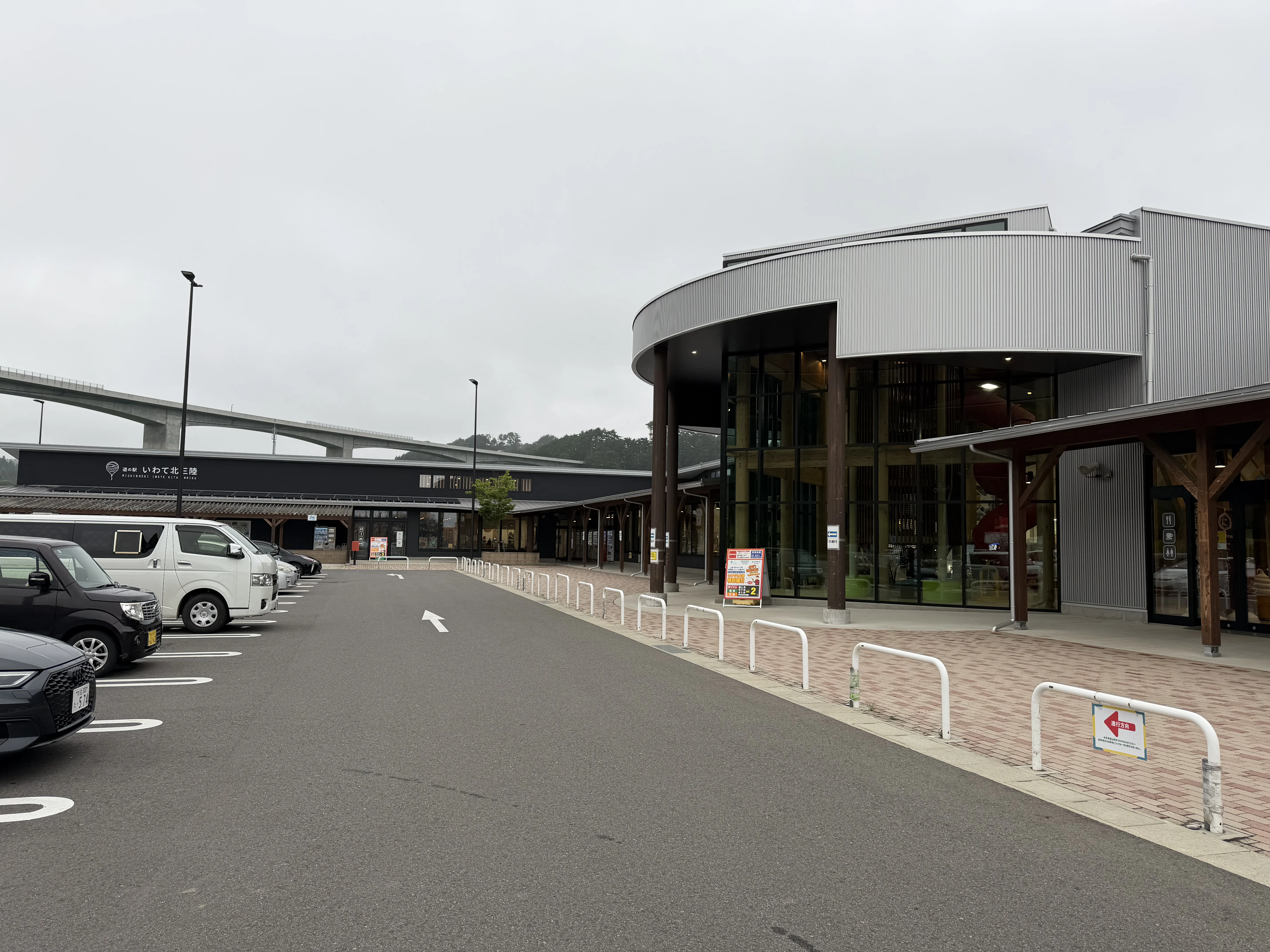 道の駅いわて北三陸の外観と駐車場