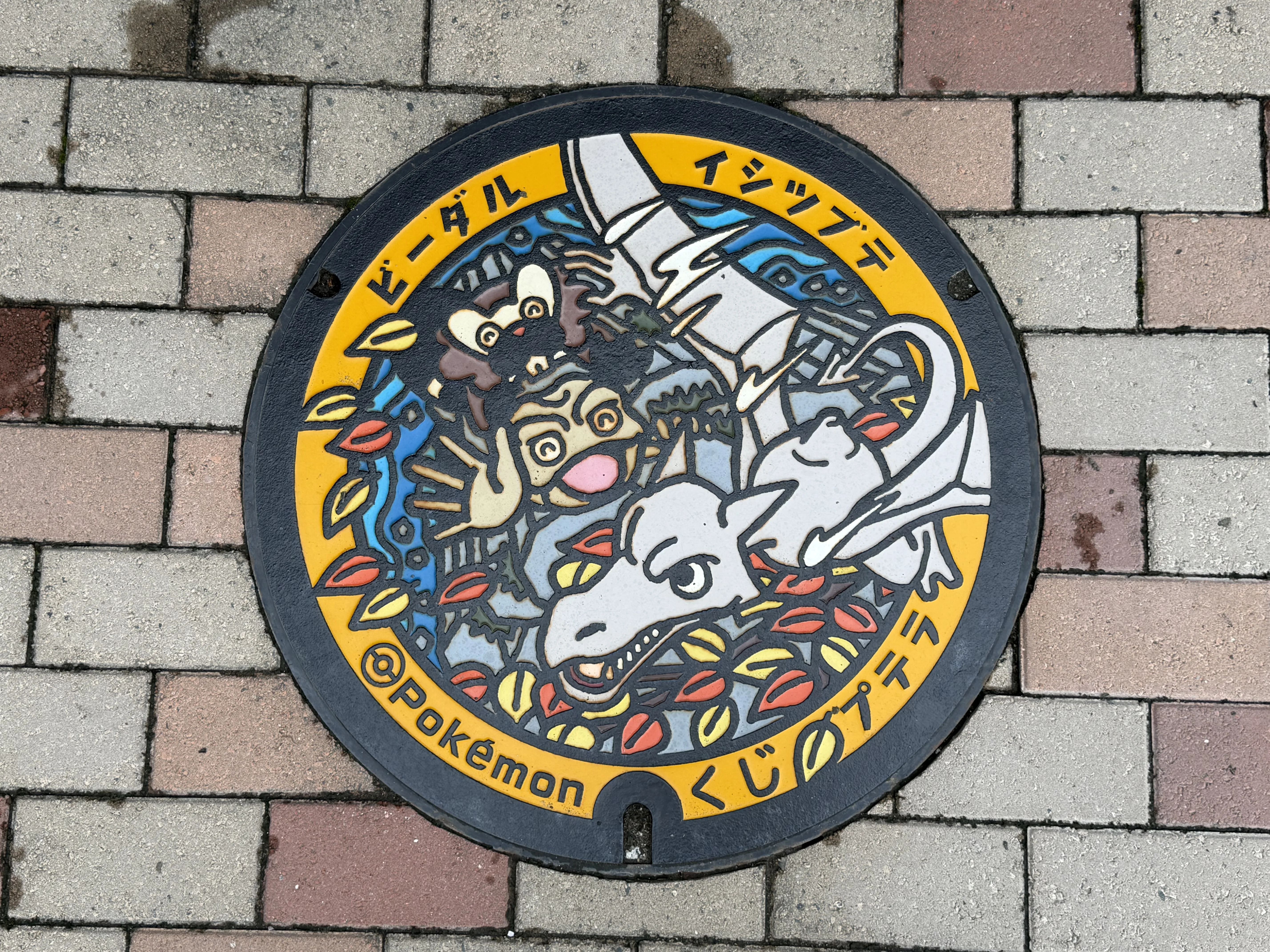 ポケモンが描かれたマンホールの蓋