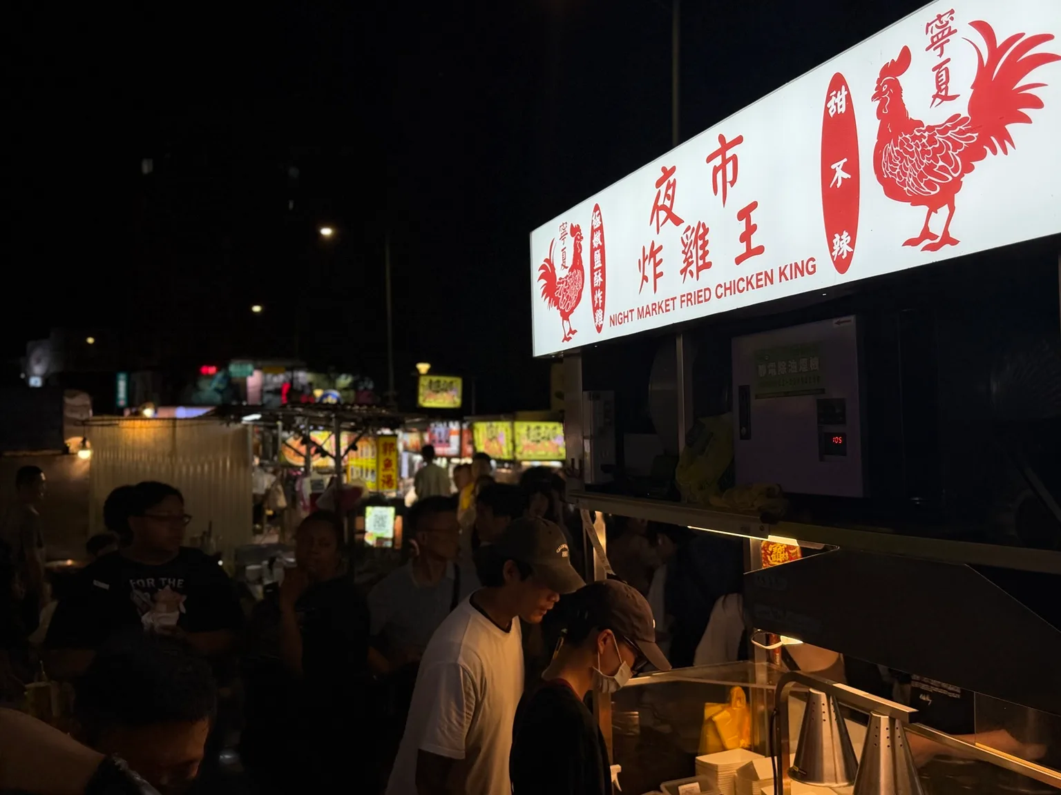 「夜市炸雞王 NIGHT MARKET FRIED CHICKEN KING」の看板と行列