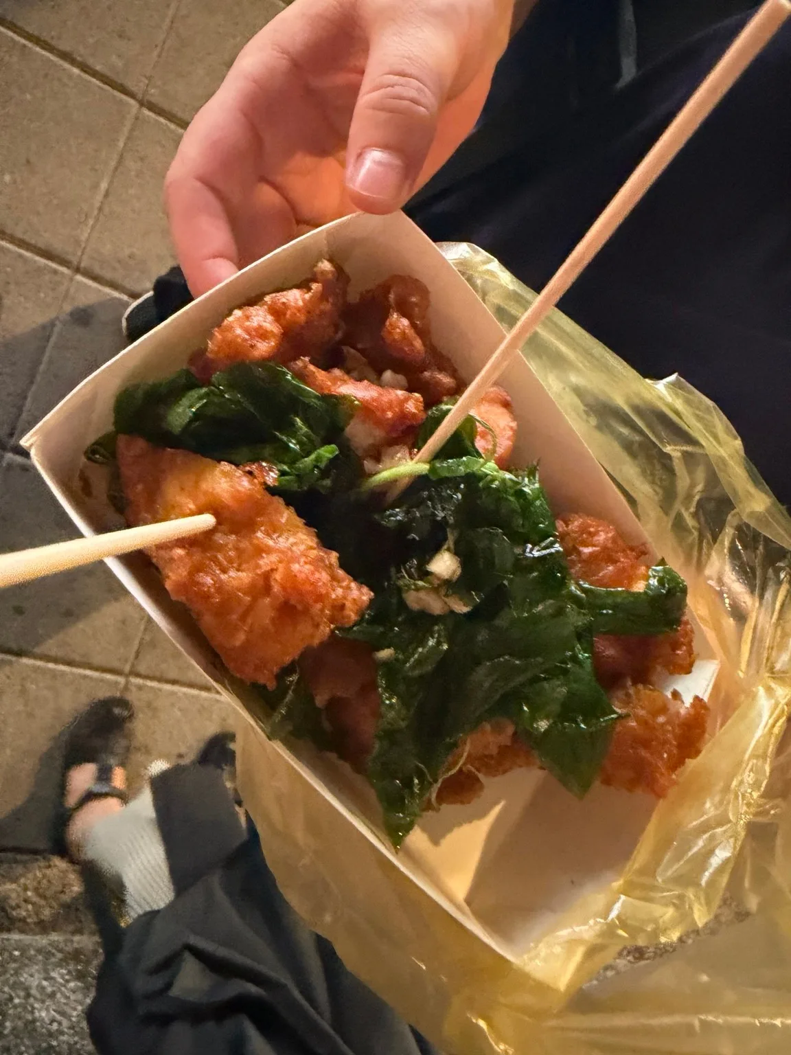 受け取った鹽酥雞。揚げた九層塔と一緒に紙箱に入っている