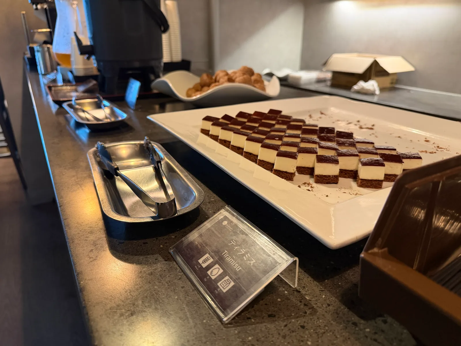 デザートコーナー。白い皿に市松もようのティラミスが並ぶ