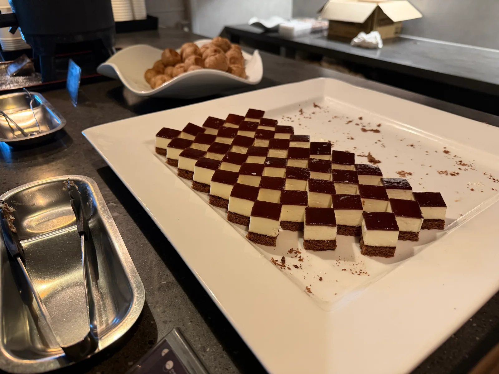 市松もようのティラミスを近くで。茶色とクリーム色の四角