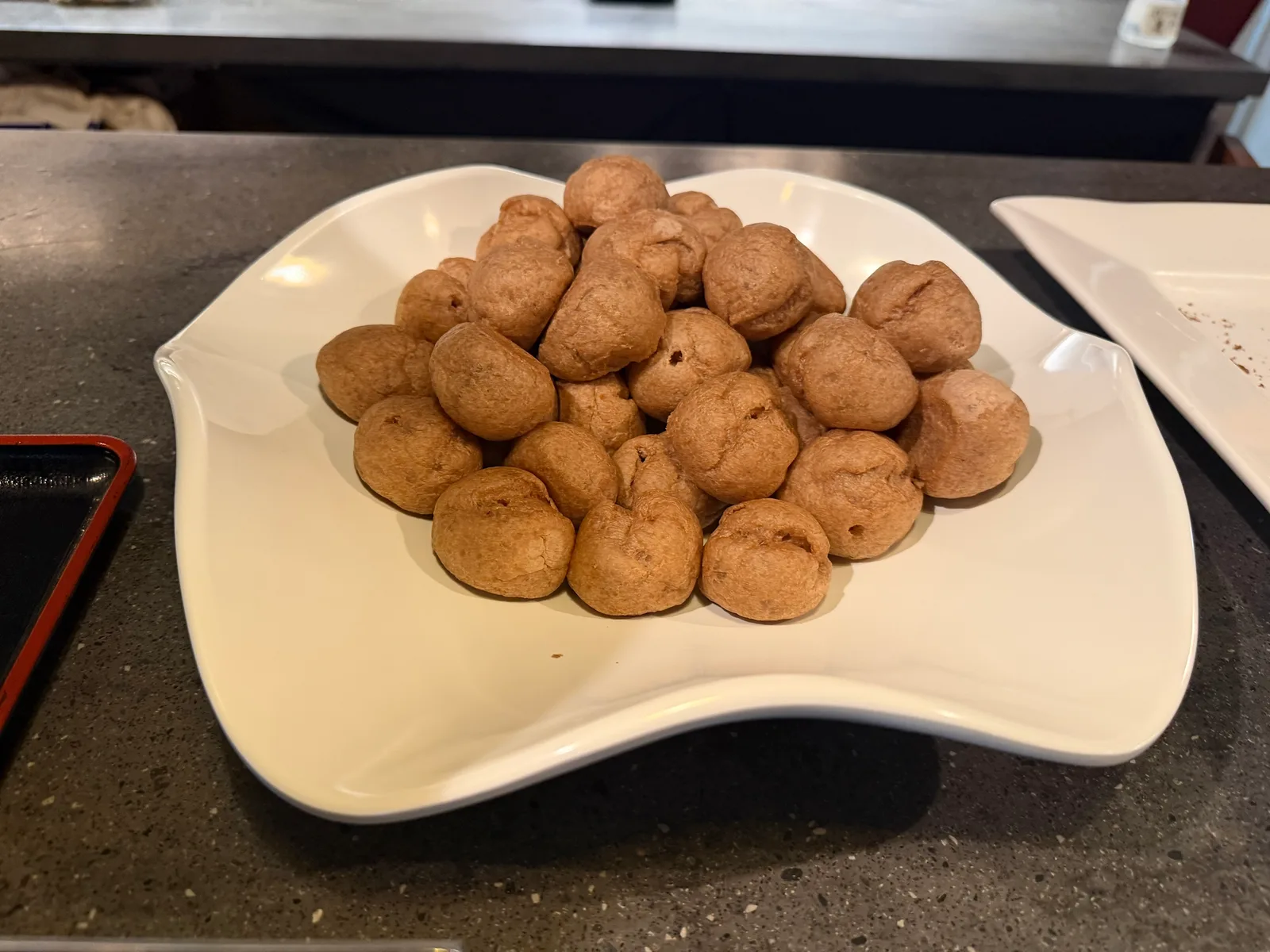 白い皿にこんもり盛られた茶色いプチシュー