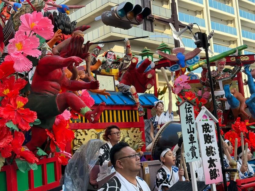 桃太郎山車の細部（赤い鬼と花）